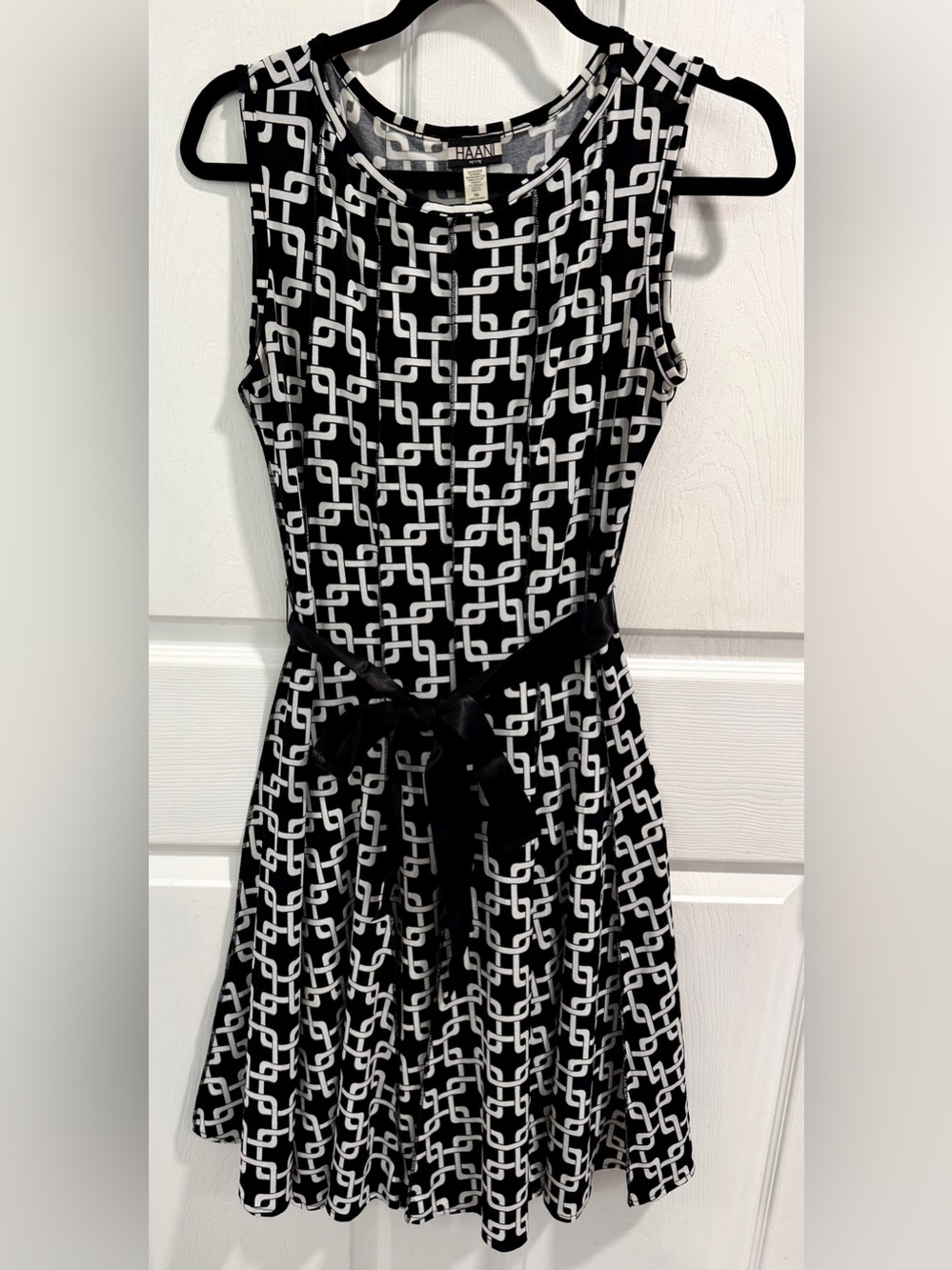HAANI Black & White Sleeveless Geometric Link-Patterned Fit-&-Flare dress. Sz MP